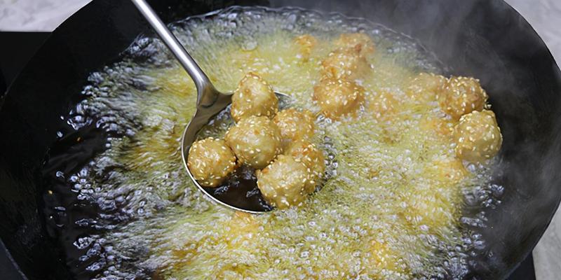 炸猪肉丸子的制作方法（又酥又香的经典美食）
