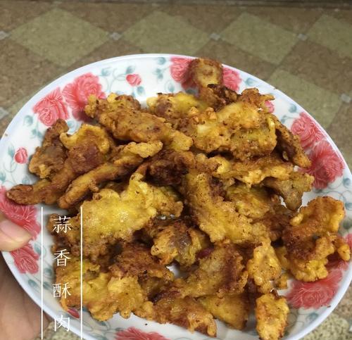油炸猪肉条的制作方法（如何制作美味的油炸猪肉条）