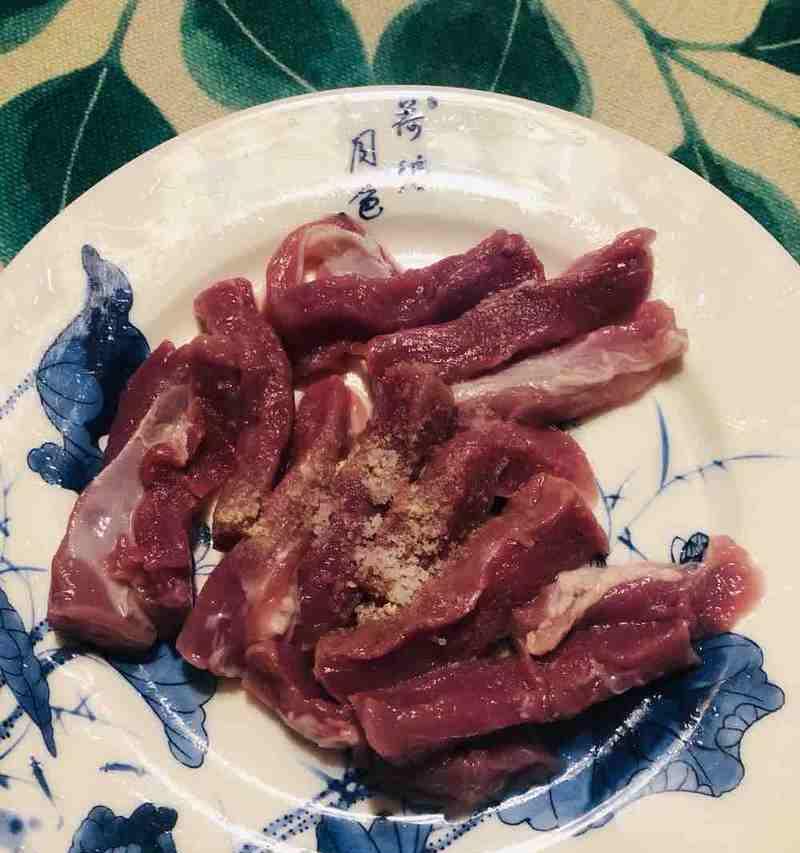 油炸猪肉条的制作方法（如何制作美味的油炸猪肉条）
