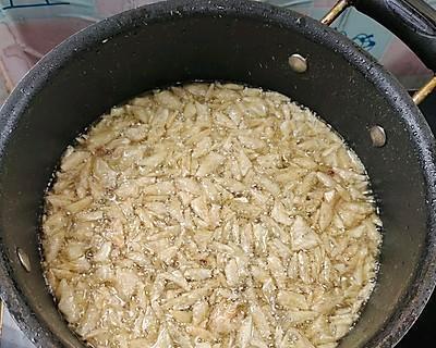 美味油炸鱼鳞做法（以海鲜为主的传统美食制作指南）