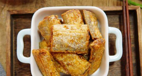 美味油炸鱼鳞做法（以海鲜为主的传统美食制作指南）