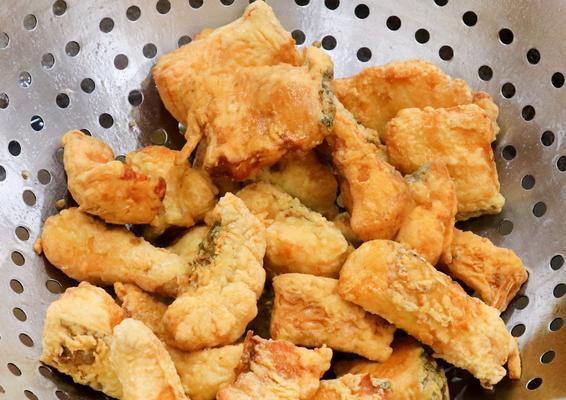 美味可口的小炸鱼制作方法（用新鲜材料打造最美味的小炸鱼，让你垂涎欲滴）