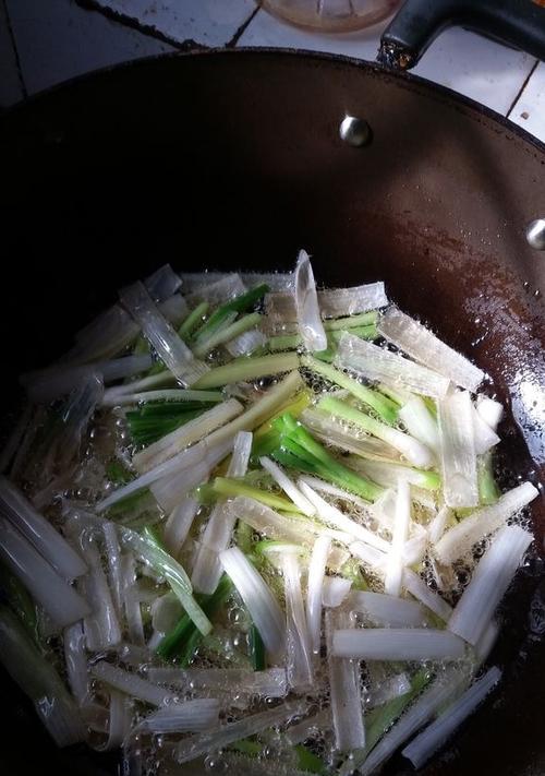 手把手教你做出超级香葱油（用炸的方式，让你的饭菜更有滋味）