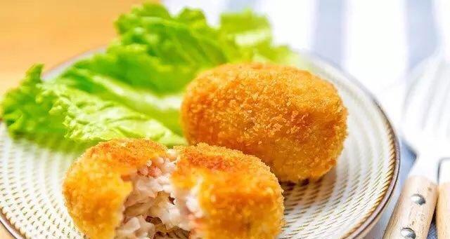 美味可口的炸虾可乐饼（用最简单的方法，轻松学会炸虾可乐饼的做法）