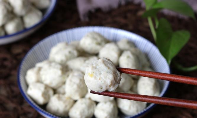 美味丸子粉汤的制作方法（炸丸子肉丸子三鲜汤丸子都能轻松搞定，快来尝试吧！）