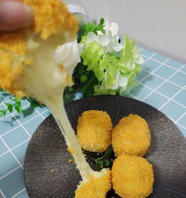 手把手教你做油炸土豆球（美味又简单，家庭必备的小吃）