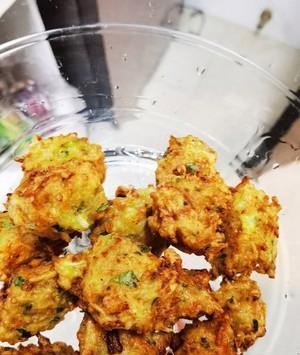 炸茼蒿丸子的做法（香脆外皮，鲜嫩内心，自制美食满足你的味蕾）