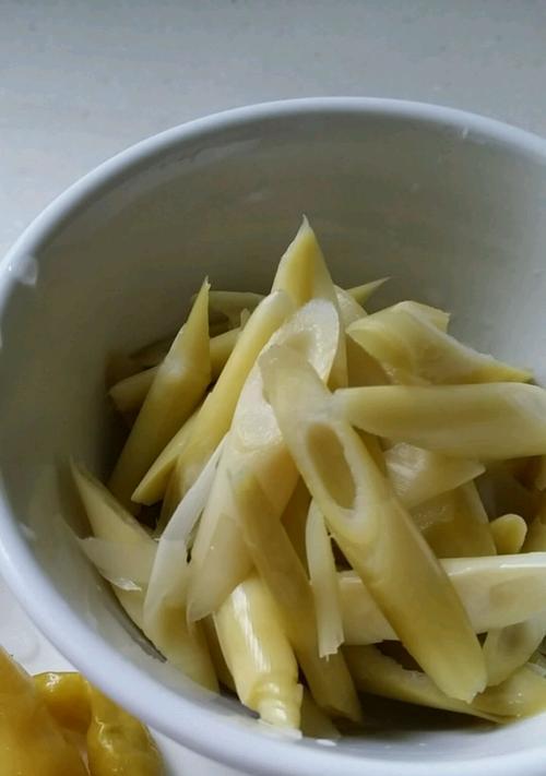 手把手教你做炸笋饼（以炸笋饼的做法为主题，轻松享受美食）