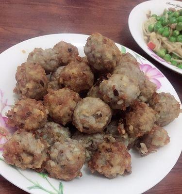 教你如何制作美味的炸蒜蓉丸子（学会制作丰富口感的炸蒜蓉丸子，享受美食的乐趣）