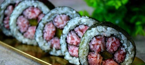 自制炸寿司（以简单易学的做法制作美味可口的炸寿司）