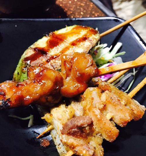 炸软骨串——美味鲜香的小吃（以鸡软骨为主材，炸出的香脆咸鲜美味，是夜市小吃的绝佳选择。）