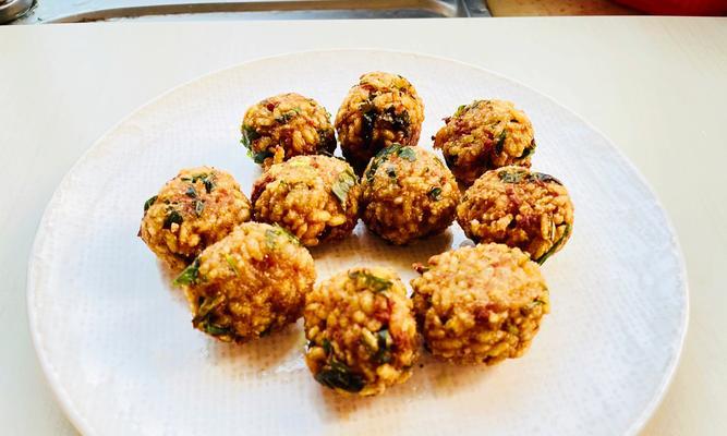 自制三鲜炸肉丸的制作方法（做出美味可口的炸肉丸，尝遍各种口感）