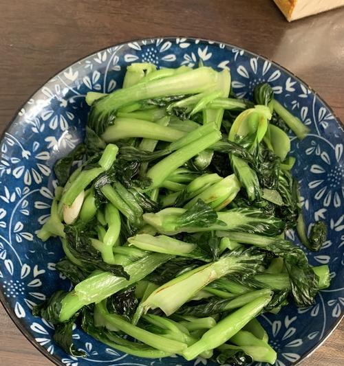 炸肉炒油菜的做法（美味健康的家常菜）