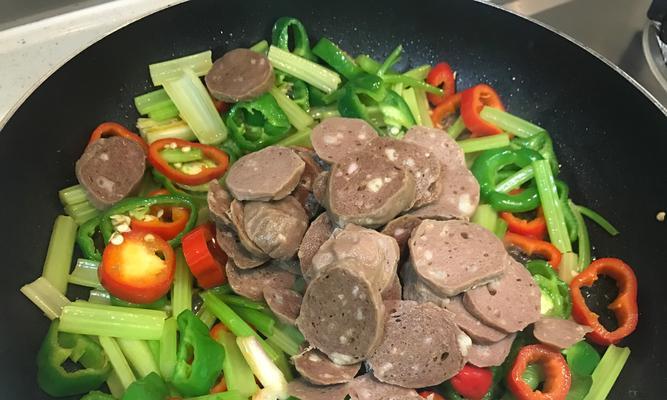 美味爆棚炸芹菜丸子制作技巧（家常菜谱分享，不可错过的美味）