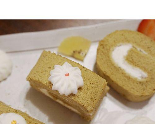 原味瑞士卷——轻松做出美味甜点（用简单的步骤制作原味瑞士卷，让家人朋友惊叹不已）