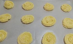 自制原味曲奇饼（简单易学的家庭烘焙技巧）