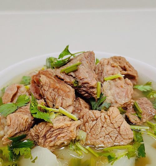 原味清炖牛肉汤，滋补养生的好选择（家常菜谱教程，健康佳肴轻松学）