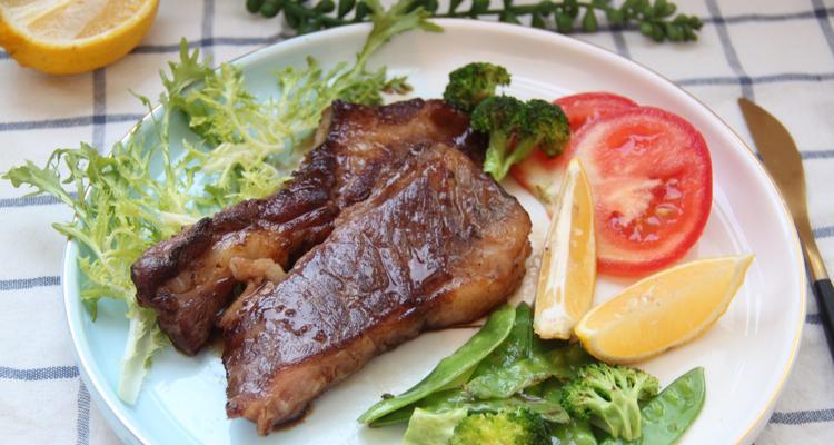 如何烤出原味多汁的牛排（掌握烤牛排的5个步骤，让牛排口感更美味）