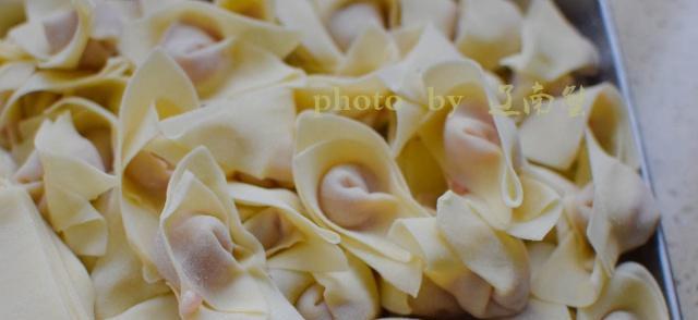 《美味元宝馄饨的制作方法》（用青菜、鲜肉和虾粒馅，轻松做出鲜美馄饨）