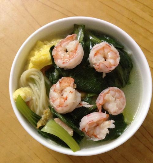 《美味元宝馄饨的制作方法》（用青菜、鲜肉和虾粒馅，轻松做出鲜美馄饨）