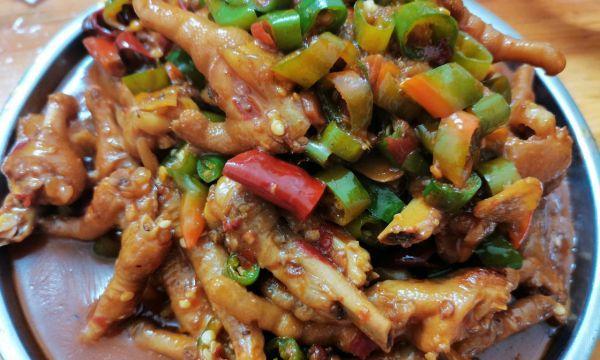 美味可口的小酱炒鸡肉（用最简单的方式做出鲜香可口的小酱炒鸡肉，家人朋友都喜欢）