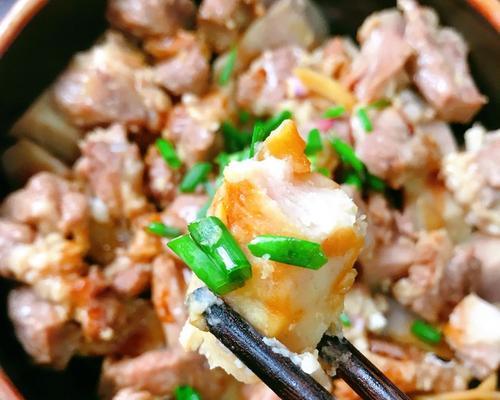 以芋头蒸蒜泥豉汁排骨为主材料的美食制作（口感独特、香气扑鼻的家常佳肴）