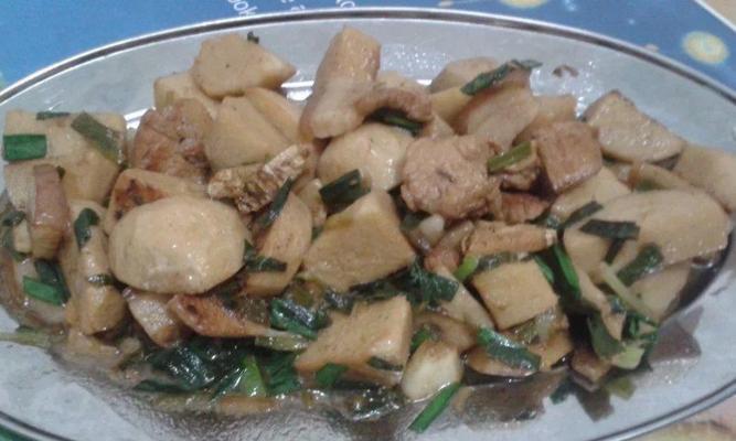 芋头焖肉的做法（一道家常美食，让你回味无穷）