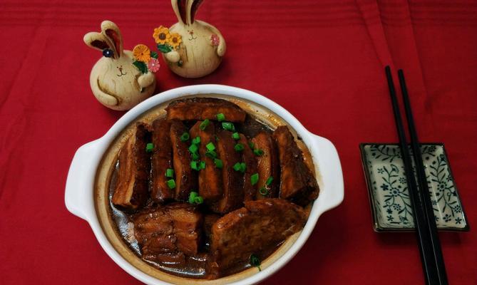 珍馐美味，芋头扣肉的做法（一步步教你做出入口即化的芋头扣肉，口感绝佳）