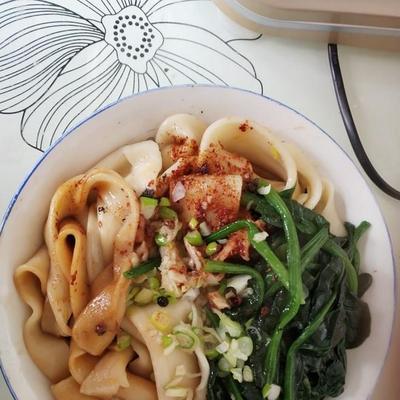 油泼裤带面的做法（揭秘陕西八大怪之一的传统美食）