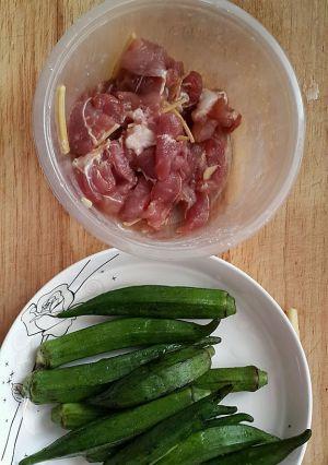 油焖秋葵，清爽开胃的夏日菜肴（以秋葵为主要食材，搭配多种调料，让你一口接一口）