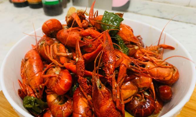 美味可口的油焖麻辣小龙虾（教你如何轻松做出麻辣小龙虾，让你吃出过瘾的口感）