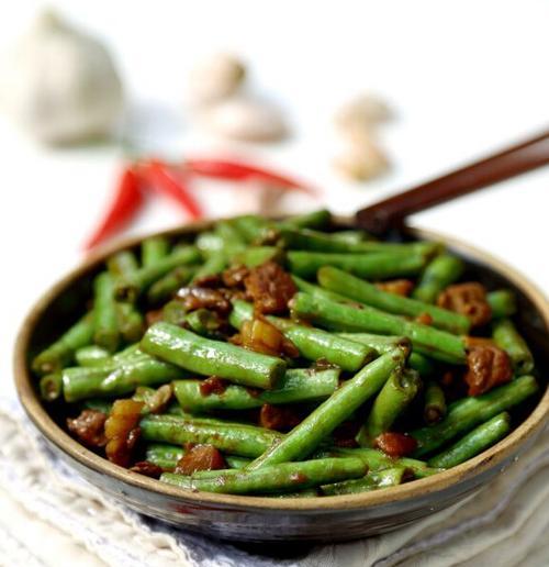学会以油焖豇豆，做出美味佳肴（豆香四溢，口感鲜嫩，教你轻松制作的技巧和要领）