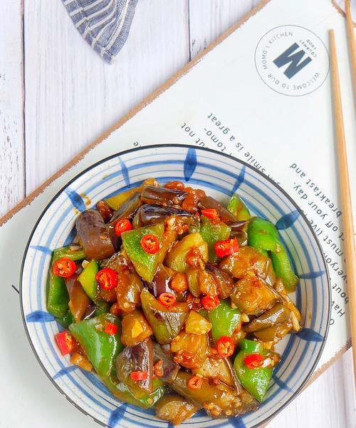 懒人也能做的美味油焖尖椒（以简单食材制作美味佳肴，省时省力还不失口感）