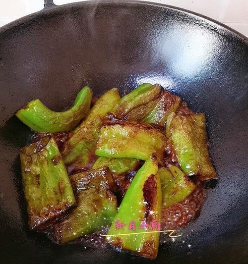 油焖尖椒的做法（口感鲜香，营养丰富）