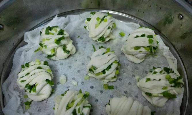 家常美食——油麦葱香芝麻饼的制作方法（口感香脆，健康美味，趣味制作畅享家庭生活）