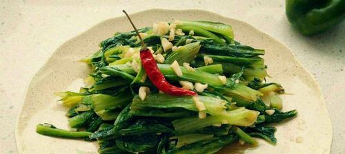 美味健康的油麦菜卷肉（快速简单的做法让你轻松制作美食）