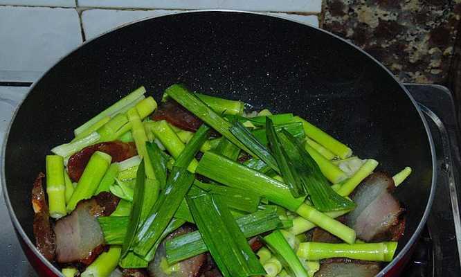 油麦菜炒腊味，美味又健康（健康饮食，从油麦菜炒腊味开始）