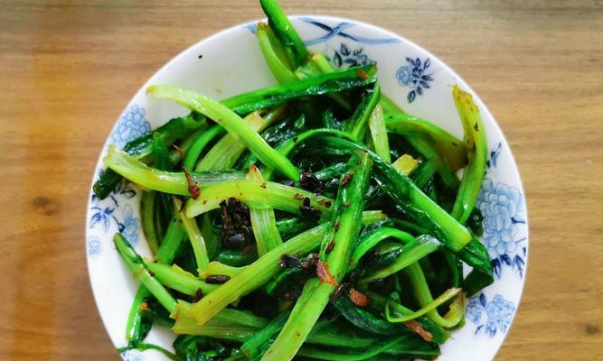 美食分享——油麦菜炒鸡生肠的做法（家常菜的创新口味，让你品尝不一样的美味）