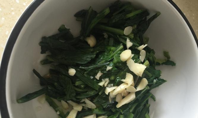 油麦菜饼的制作方法（健康美味的家常小吃）