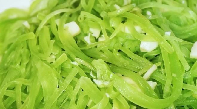 美味油淋莴苣丝的做法（教你用简单方法制作营养健康的莴苣丝）