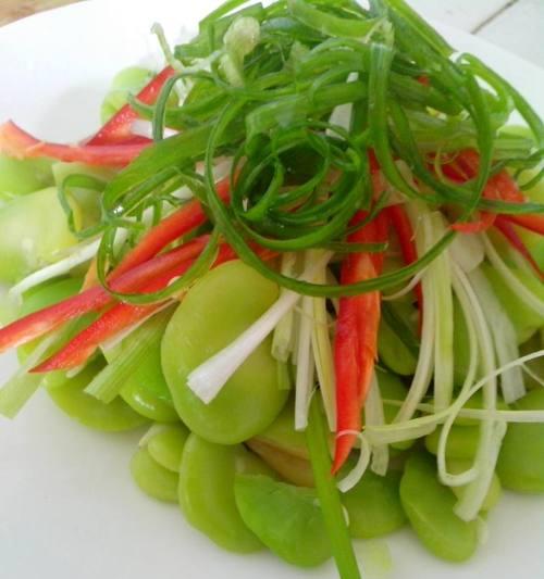 以油淋蚕豆为主的美食探秘（经典食谱，让你一次爱上蚕豆的口感）