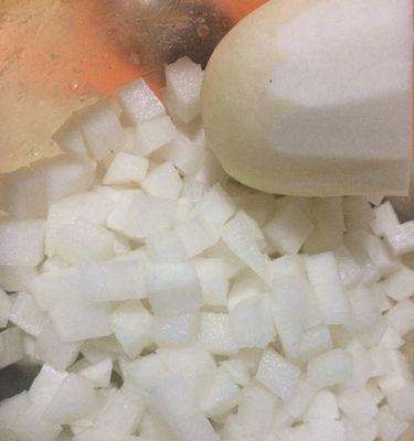 做出美味的油辣萝卜条（口感鲜美的家常小食）