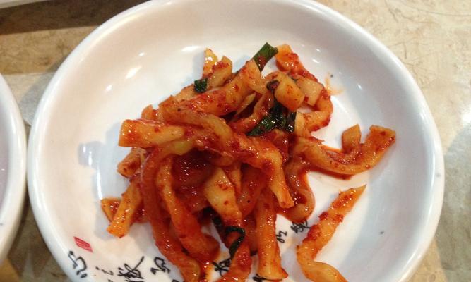 做出美味的油辣萝卜条（口感鲜美的家常小食）