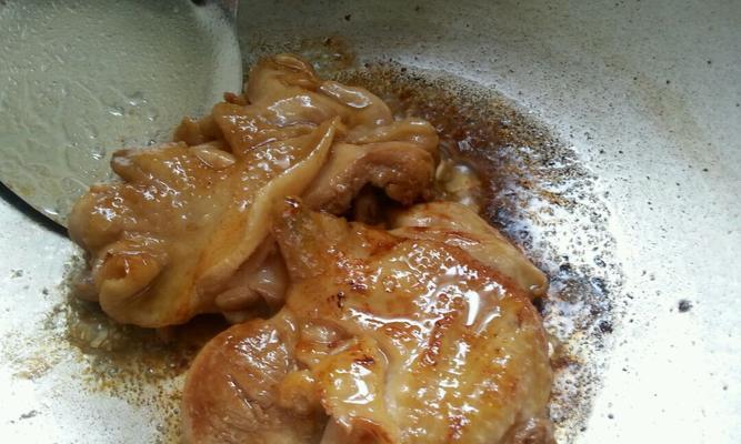 油浸鸡腿的制作方法详解（简单易学的油浸鸡腿做法，让你的味蕾大呼过瘾）