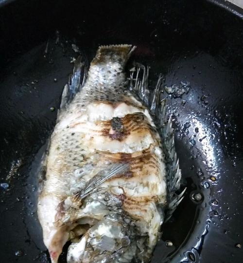 如何用油煎焖烧罗非鱼（让罗非鱼更美味的烹饪技巧）