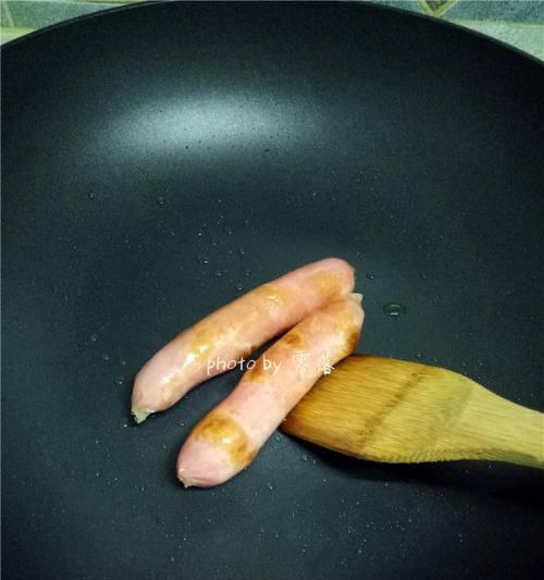 美味可口的油煎火腿卷（以芝士和香草为调味，让你的餐桌充满诱人的香气）