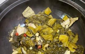 家常美食——油豆腐酸菜鱼的做法（用传统的烹饪方法，做出一道口感鲜美、色香味俱佳的酸菜鱼）