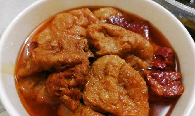 家常美食之油豆腐烧肉（一道味道独特的家常菜谱）