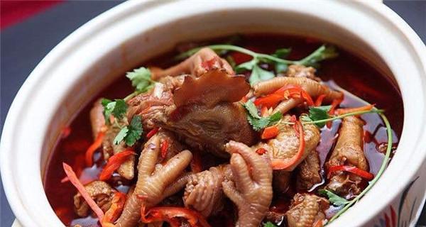 家常美食-油豆腐烧鸡公（美味的油豆腐烧鸡公的做法，让你在家也能享受道地的美食。）