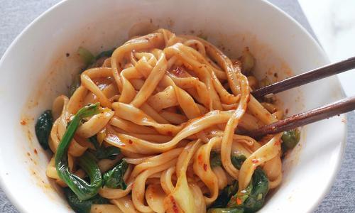 学会制作美味油醋拉条子（让你的味蕾感受不一样的美味）